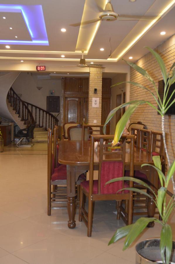 New Shelton Guest House 이슬라마바드 외부 사진