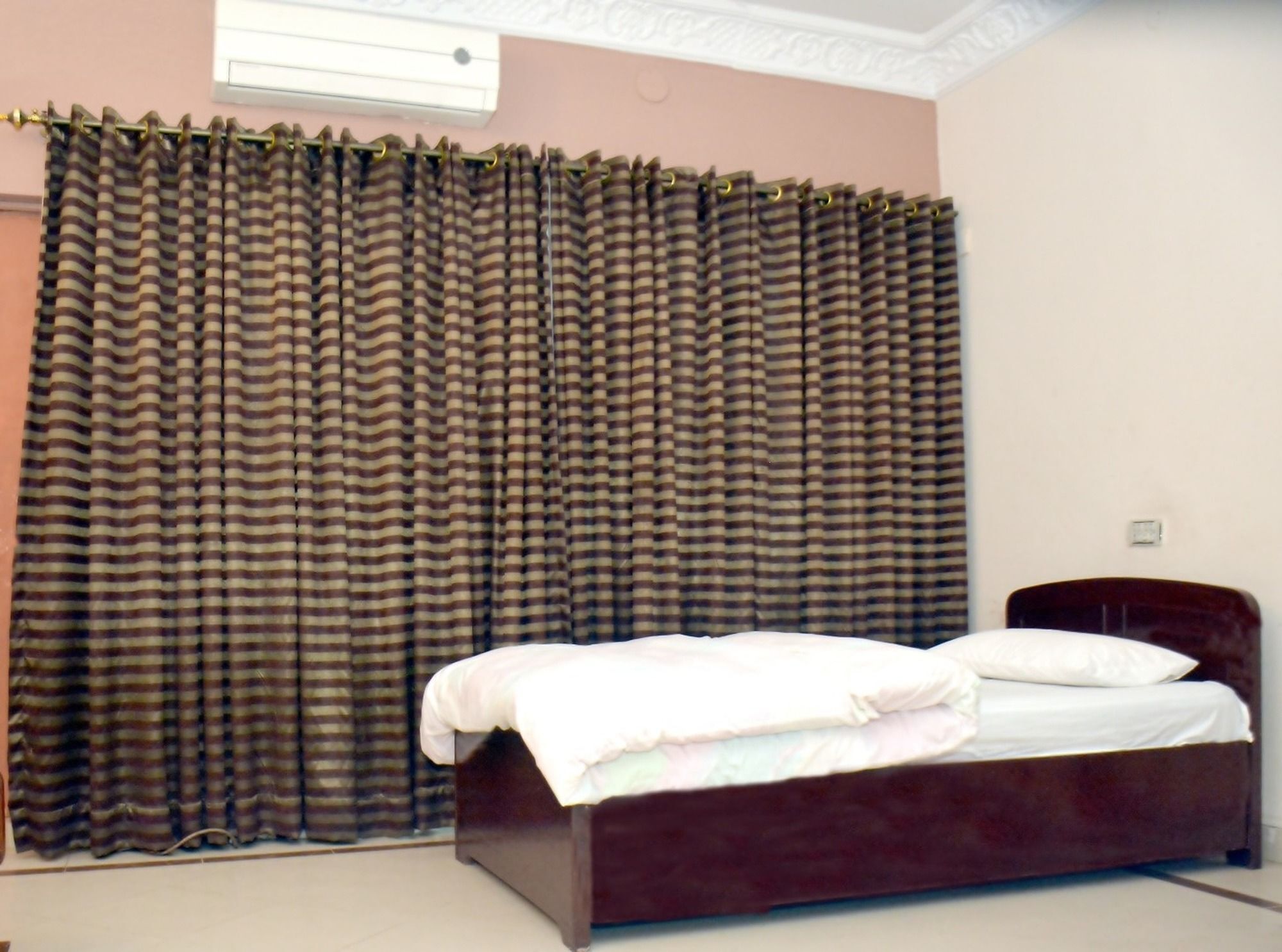 New Shelton Guest House 이슬라마바드 외부 사진
